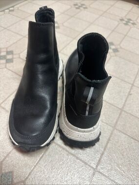 Clarks Woman Black Leather Chelsea Combat Boots with White Sole